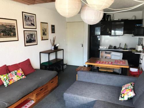 un salon avec un canapé et une table dans l'établissement Résidence Loubatiere - Appartement 2 pièces + cabine pour 4/6 personnes MAE-9164, à Montgenèvre