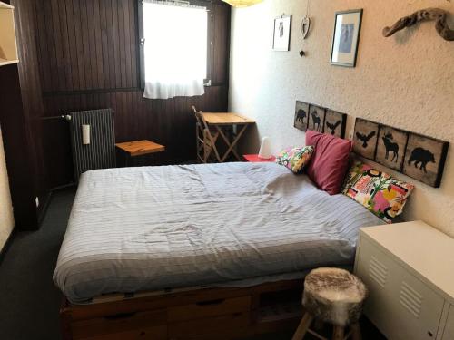 une chambre avec un grand lit et une fenêtre dans l'établissement Résidence Loubatiere - Appartement 2 pièces + cabine pour 4/6 personnes MAE-9164, à Montgenèvre