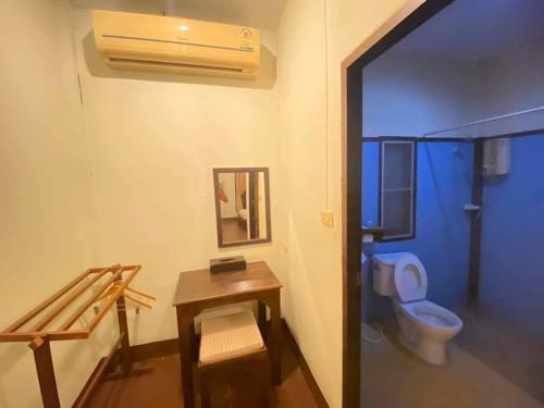 a bathroom with a toilet and a air conditioner at Pai Do See Resort - ปาย ดูร์ ซี รีสอร์ท in Pai