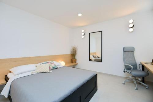 Schlafzimmer mit einem Bett, einem Schreibtisch und einem Stuhl in der Unterkunft Luxe Retreat in Lapad - Seaside in Dubrovnik