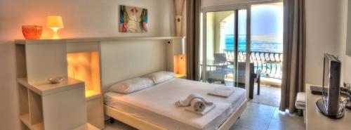 a room with a bed with a view of the ocean at Apartments Casa Sul Mare in Pisak