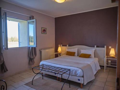 Un dormitorio con una cama grande y una ventana en Mas de l'Estiou, en Monteux