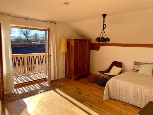 1 dormitorio con 1 cama y balcón en Chiemsee Living en Chieming