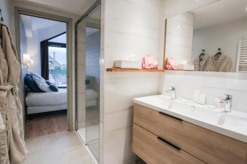 a bathroom with a sink and a mirror at Villa Caroline, Lac d'Annecy in Duingt