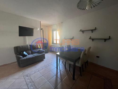 - un salon avec une table et un canapé dans l'établissement LA STELLA, à Porto Torres