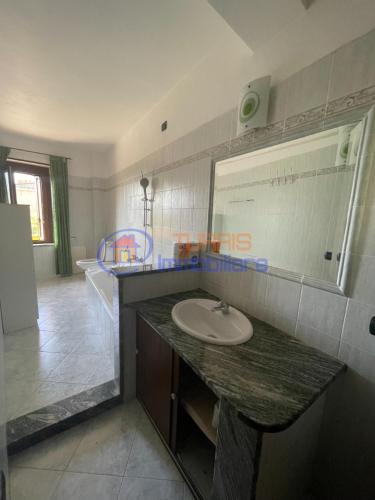 La salle de bains est pourvue d'un lavabo et d'un miroir. dans l'établissement LA STELLA, à Porto Torres