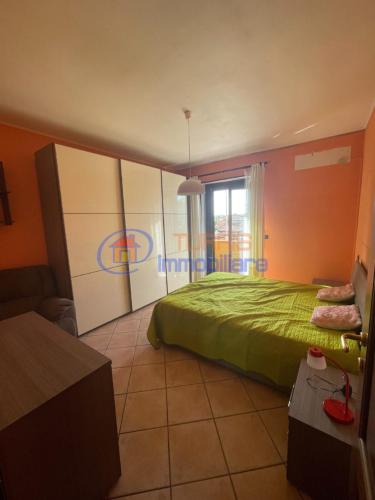 - une chambre avec un lit vert et une fenêtre dans l'établissement LA STELLA, à Porto Torres