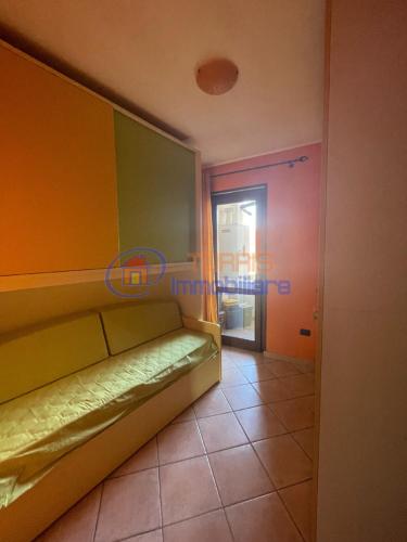 une chambre avec un lit dans une chambre avec une porte dans l'établissement LA STELLA, à Porto Torres