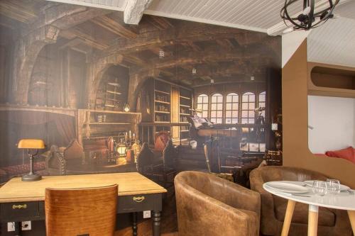une salle avec une table et des chaises ainsi qu'une bibliothèque dans l'établissement Atypique en plein cœur de Toulon, à Toulon