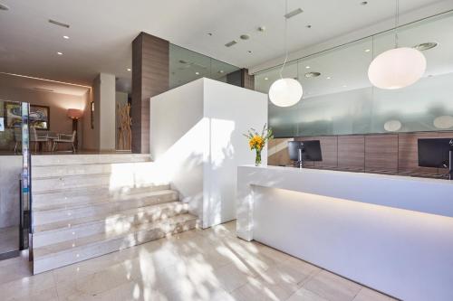 a lobby of a hotel with a reception counter at Silken Turcosa 3 Sup in Castellón de la Plana