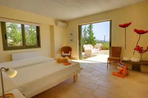 Schlafzimmer mit einem Bett und Blick auf einen Innenhof in der Unterkunft Villa Litorina Ideales Resort in Kefalonia