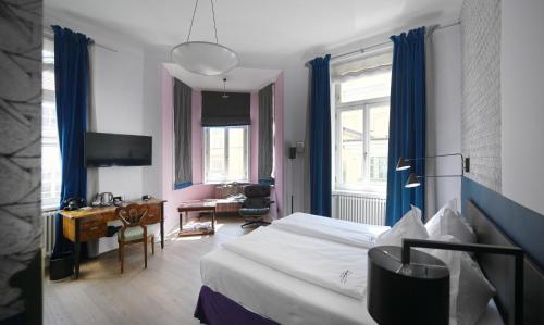 Habitación de hotel con cama, escritorio y escritorio. en Hotel Beethoven Wien, en Viena