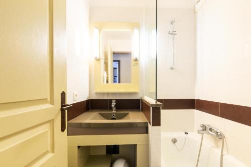 une salle de bain avec un lavabo et un miroir dans l'établissement Résidence le Village de Cap Esterel - maeva Home - Appartement 2 pièces 5 personnes - Confort MAE-6094, à Saint-Raphaël