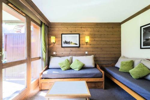 une petite chambre avec deux lits et une fenêtre dans l'établissement Quartier La Forêt - maeva Home - Appartement 2 pièces 6 personnes - Sélection MAE-6114, à Valmorel