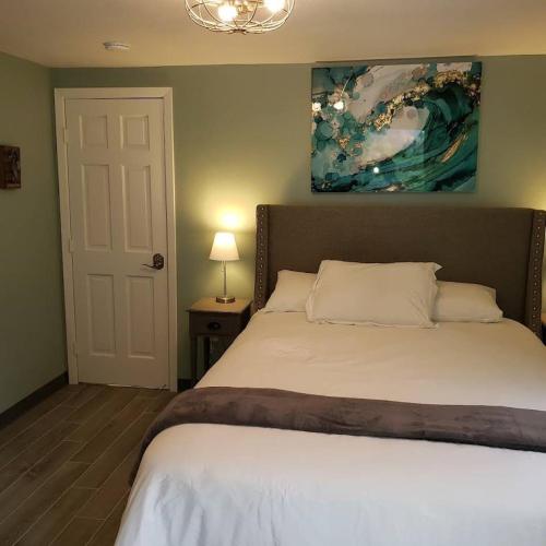 - une chambre avec un lit et une peinture murale dans l'établissement Halibut House Unit 4, à Seward