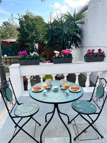 een tafel met borden eten op een patio bij VesuvioSerenityRoom in Ercolano