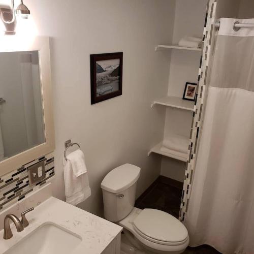 Un baño de Halibut House Unit 2