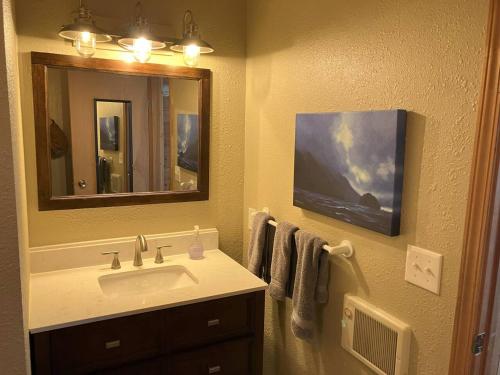 La salle de bains est pourvue d'un lavabo et d'un miroir. dans l'établissement Halibut House Unit 3, à Seward