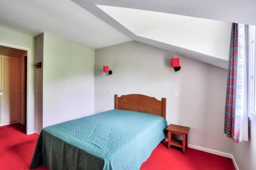 une chambre avec un lit et un tapis rouge dans l'établissement La résidence du Lac - maeva Home - Maison 2 pièces 5 personnes - Sélection MAE-4394, à Monflanquin