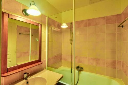 une salle de bain avec une baignoire, un lavabo et une douche dans l'établissement La résidence du Lac - maeva Home - Maison 2 pièces 5 personnes - Sélection MAE-4394, à Monflanquin