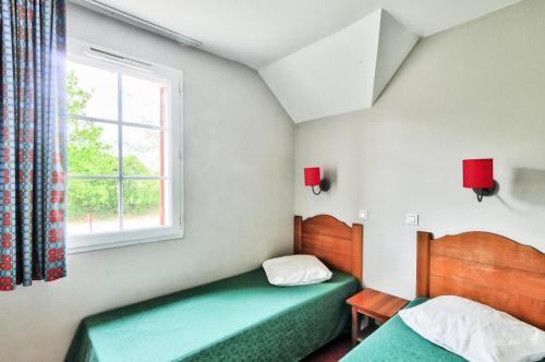 deux lits jumeaux dans une chambre avec fenêtre dans l'établissement La résidence du Lac - maeva Home - Maison 3 pièces 6 personnes - Sélection MAE-4374, à Monflanquin