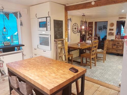 eine Küche und ein Wohnzimmer mit einem Tisch und einem Esszimmer in der Unterkunft Spacious holiday apartment on picturesque Hono in Hönö