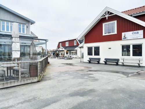 ein leerer Parkplatz vor einem rot-weißen Gebäude in der Unterkunft Spacious holiday apartment on picturesque Hono in Hönö