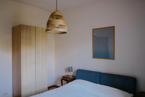 1 dormitorio con cama, espejo y lámpara en Adagio House, en Valdamonte
