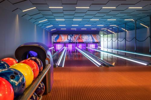a bowling alley with pins on the lanes at Lannalodge in Vintrosa