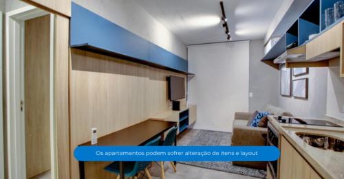 uma cozinha com armários azuis e uma sala de estar em Roomo Vila Mariana Residencial Ejoy em São Paulo