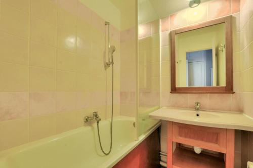 une salle de bain avec une baignoire, un lavabo et une douche dans l'établissement La résidence du Lac - maeva Home - Appartement 2 pièces 5 personnes - Sélection MAE-5614, à Monflanquin