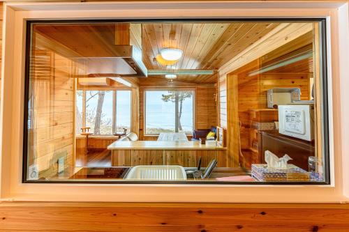 una vista su una cucina da una finestra in una cabina di ログコテージ風の丘 a Topetsu