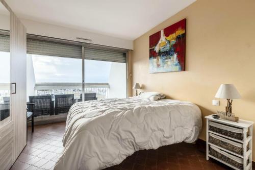 um quarto com uma cama e uma grande janela em Le Saint Clair - maeva Home - Appartement 3 pièces 6 personnes - Prestige 004 em La Grande-Motte