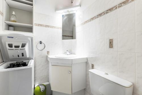 uma casa de banho branca com um lavatório e um WC em Le Saint Clair - maeva Home - Appartement 3 pièces 6 personnes - Prestige 004 em La Grande-Motte