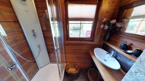 a bathroom with a shower and a sink at Dom z Widokiem in Piwniczna-Zdrój