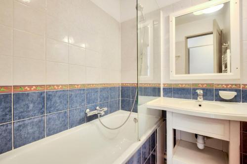 une salle de bain avec une baignoire, un lavabo et un miroir dans l'établissement Village Pont Royal en Provence - maeva Home - Appartement 2 pièces 4 personnes - Confort MAE-7164, à Mallemort