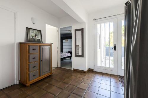 een kamer met een dressoir en een kamer met een slaapkamer bij Haute Plage - maeva Home - Maison 5 pièces 8 personnes - Prestige 214 in La Grande-Motte
