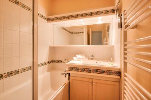 ein Bad mit einer Badewanne, einem Waschbecken und einer Dusche in der Unterkunft Village Pont Royal en Provence - maeva Home - Appartement 2 pièces 6 person 034 in Mallemort