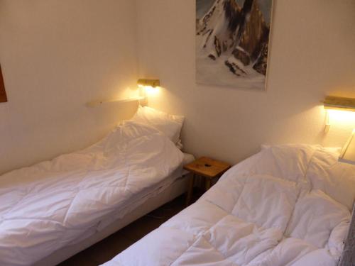 two beds sitting next to each other in a room at Résidence Palmes D'or - 2 Pièces pour 4 Personnes 504 in Les Contamines-Montjoie