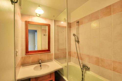 La salle de bains est pourvue d'un lavabo, d'une douche et d'un miroir. dans l'établissement La résidence du Lac - maeva Home - Appartement 2 pièces 5 personnes - Conf 454, à Monflanquin