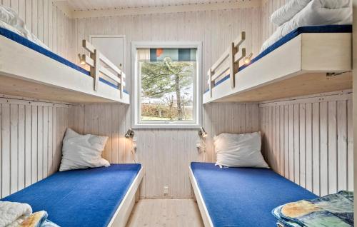 2 Etagenbetten in einem Zimmer mit Fenster in der Unterkunft Lovely Home In Slagelse With House Sea View in Drøsselbjerg