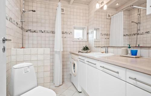 Et badeværelse på Lovely Home In Slagelse With House Sea View