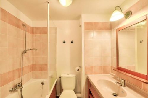 une salle de bain avec toilettes, lavabo et douche dans l'établissement La résidence du Lac - maeva Home - Maison 3 pièces 6 personnes - Sélection MAE-0364, à Monflanquin