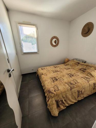 - une chambre avec un lit et une fenêtre dans l'établissement Le Birdy - maeva Home - Appartement 2 pièces 4 personnes - Prestige 614, à La Grande Motte