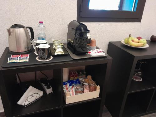 een tafel met een koffiezetapparaat bovenop bij Etna Country Home in Nicolosi