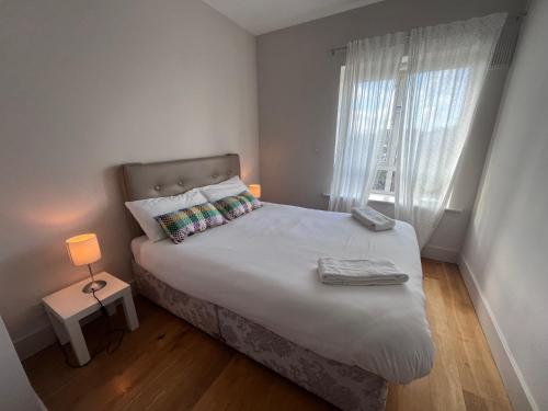 Un pequeño dormitorio con una cama grande y una ventana en The Canal View en Dublín