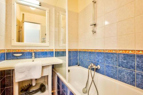 une salle de bain avec une baignoire, un lavabo et une douche dans l'établissement Village Pont Royal en Provence - maeva Home - Appartement 2 pièces 4 personnes - Sélection MAE-2964, à Mallemort