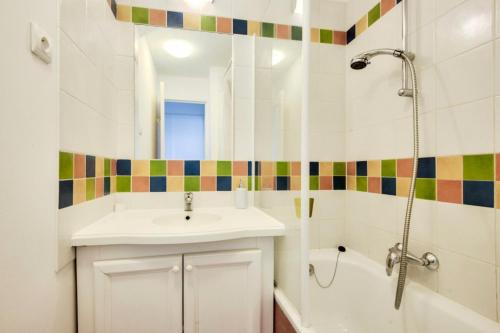 une salle de bain avec un lavabo et une douche dans l'établissement Village Pont Royal en Provence - maeva Home - Appartement charmant et climatisé 2 pièces 4 personnes - Prestige - super Home MAE-3364, à Mallemort