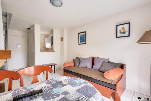 a living room with a couch and a table at Les maisons de Port Guillaume - maeva Home - Maison 3 pièces 6 personnes - Confort MAE-3464 in Dives-sur-Mer