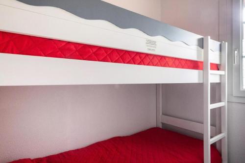 - une chambre avec des lits superposés et un matelas rouge dans l'établissement Port du Crouesty Cap'Océan - maeva Home - Appartement 3 Pièces 4 Personnes - Sélection MAE-1534, à Arzon